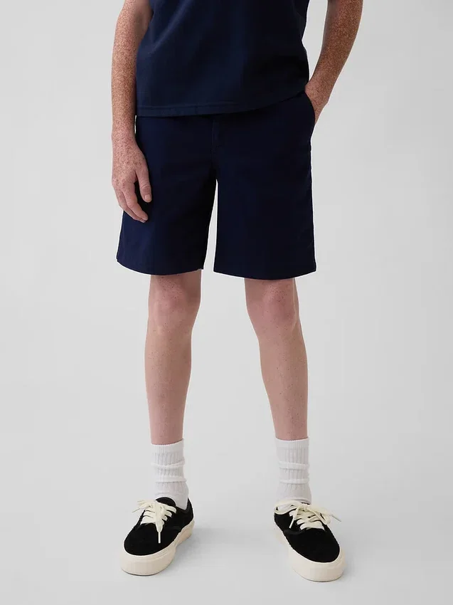 Nowoczesne szorty dziecięce w stylu mundurka w kolorze khaki