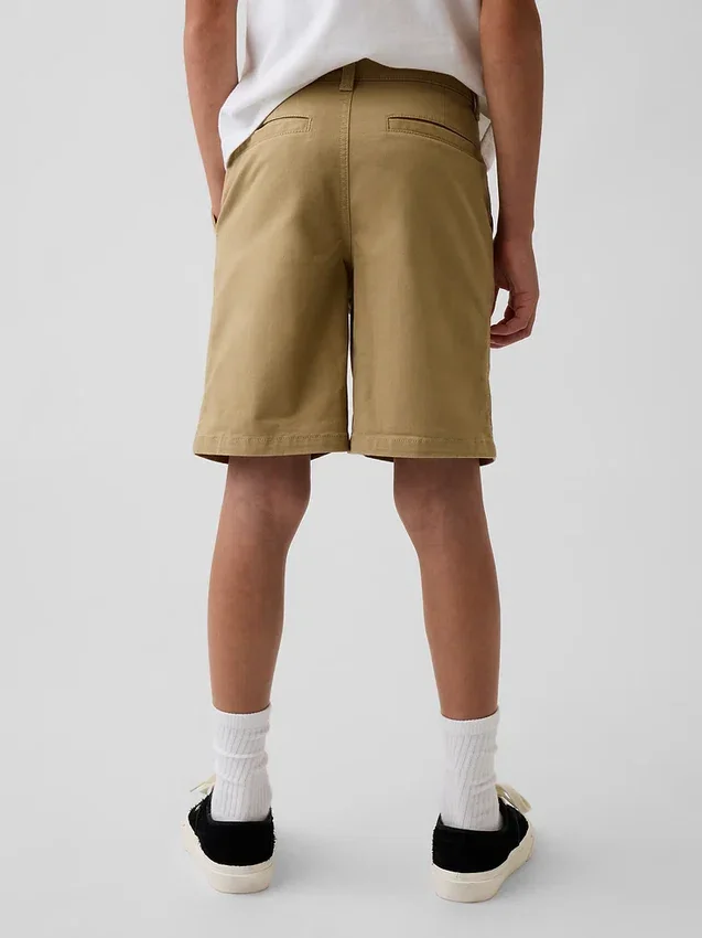 Nowoczesne szorty dziecięce w stylu mundurka w kolorze khaki