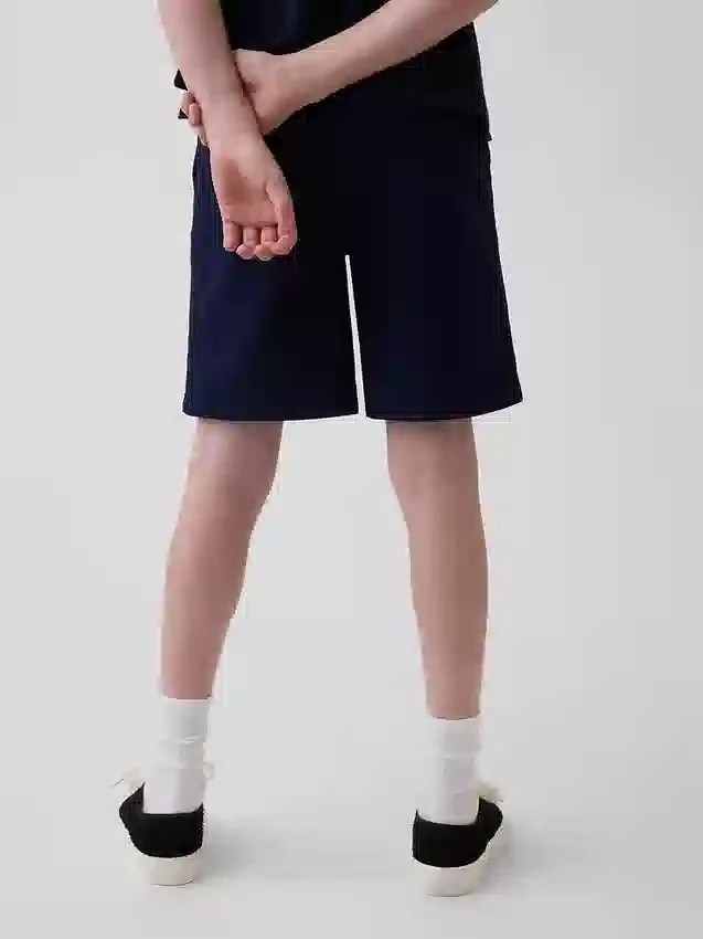 Nowoczesne szorty dziecięce w stylu mundurka w kolorze khaki