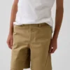 Nowoczesne szorty dziecięce w stylu mundurka w kolorze khaki