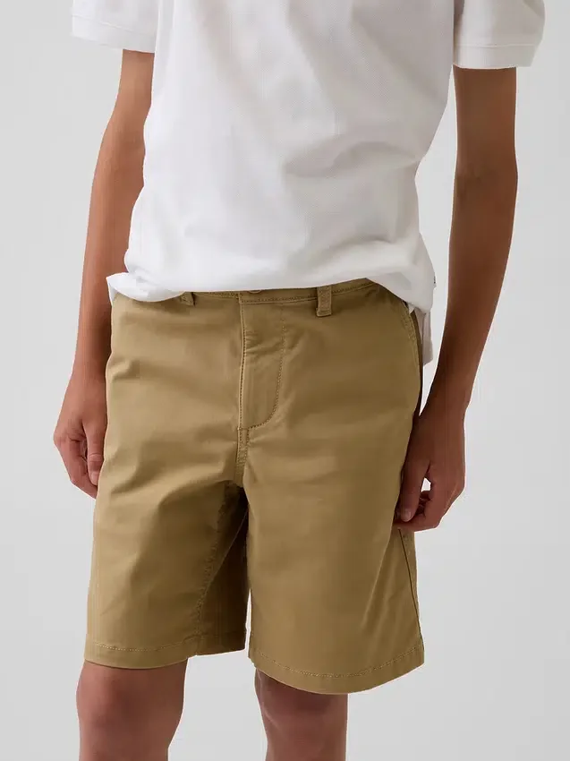 Nowoczesne szorty dziecięce w stylu mundurka w kolorze khaki