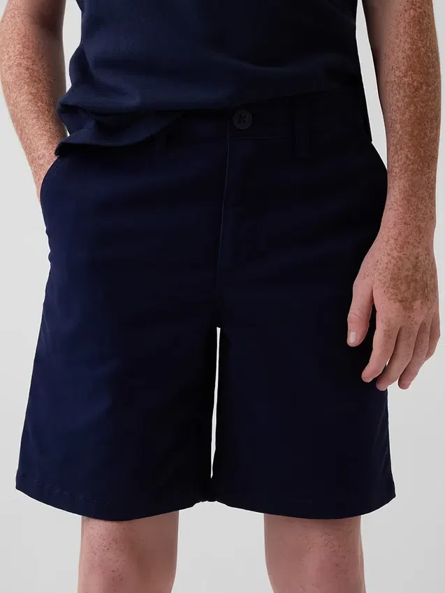 Nowoczesne szorty dziecięce w stylu mundurka w kolorze khaki