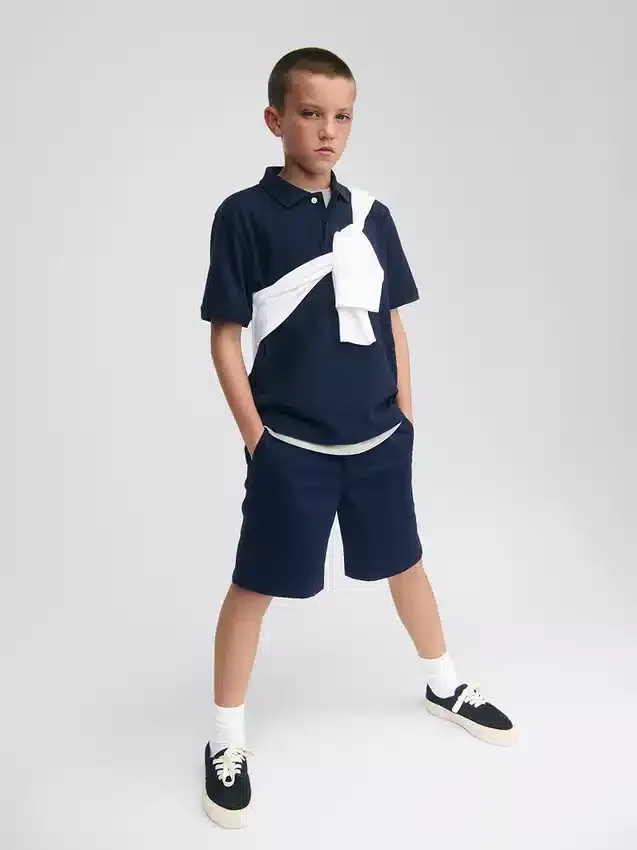 Nowoczesne szorty dziecięce w stylu mundurka w kolorze khaki