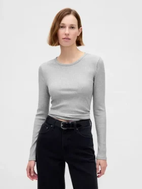 Nowoczesny, skrócony T-shirt z prążkowanego materiału