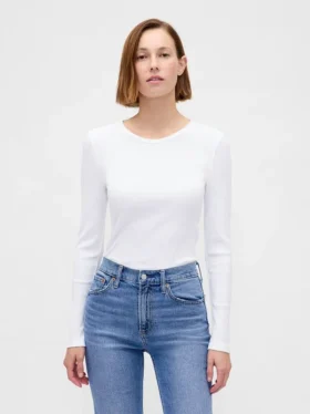 Nowoczesny, skrócony T-shirt z prążkowanego materiału