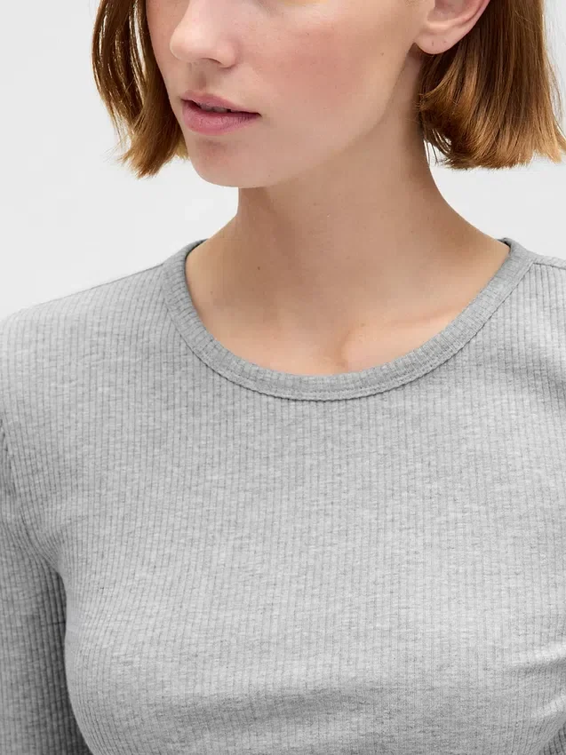 Nowoczesny, skrócony T-shirt z prążkowanego materiału