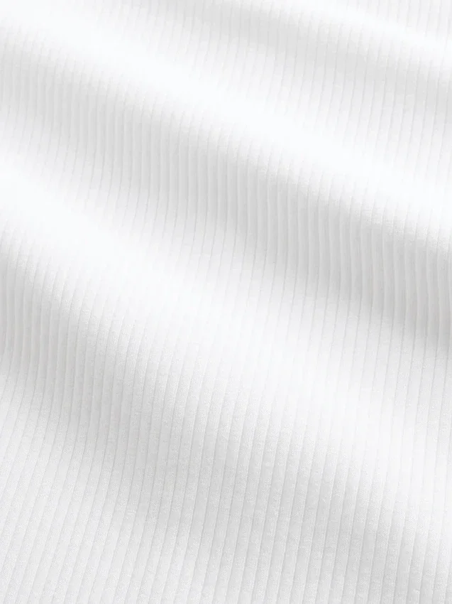 Nowoczesny, skrócony T-shirt z prążkowanego materiału