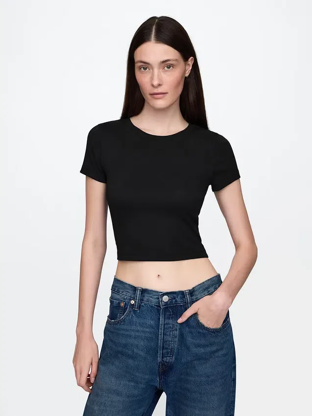 Nowoczesny T-shirt o skróconym kroju