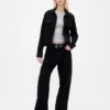 Nowoczesny T-shirt o skróconym kroju