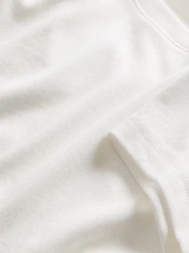 Nowoczesny T-shirt o skróconym kroju