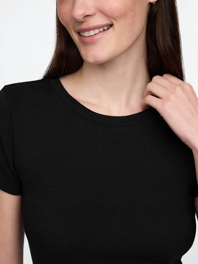 Nowoczesny T-shirt o skróconym kroju