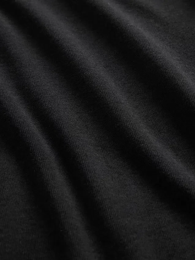 Nowoczesny T-shirt z dekoltem w łódkę