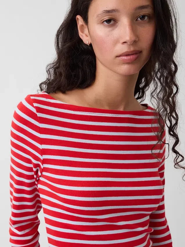 Nowoczesny T-shirt z dekoltem w łódkę