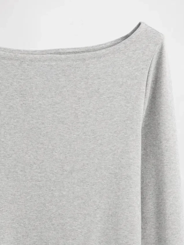 Nowoczesny T-shirt z dekoltem w łódkę