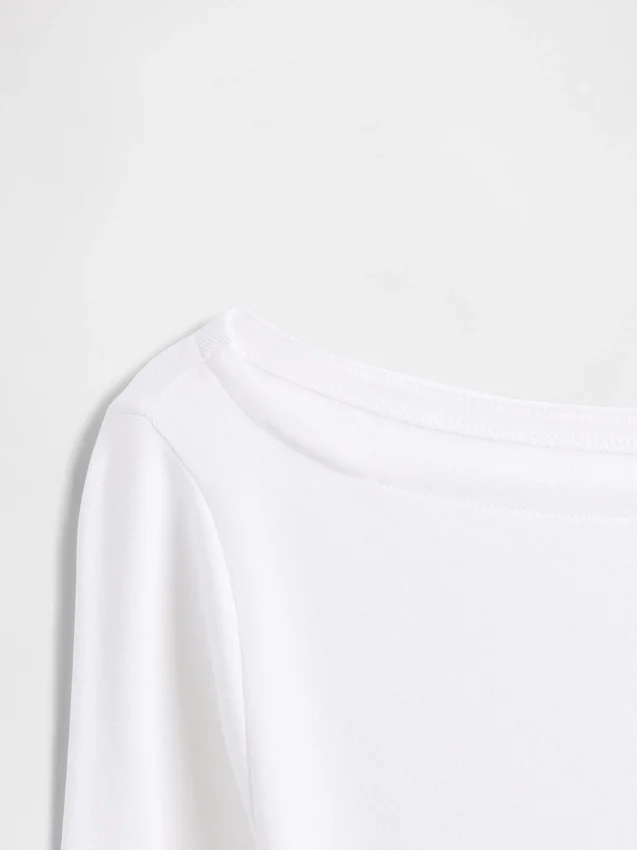 Nowoczesny T-shirt z dekoltem w łódkę