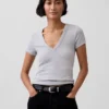 Nowoczesny T-shirt z dekoltem w serek