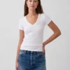 Nowoczesny T-shirt z dekoltem w serek