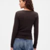 Nowoczesny T-shirt z dekoltem w serek