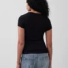 Nowoczesny T-shirt z dekoltem w serek