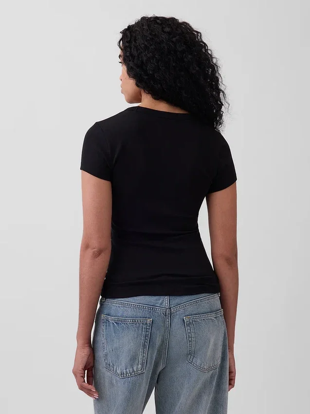 Nowoczesny T-shirt z dekoltem w serek