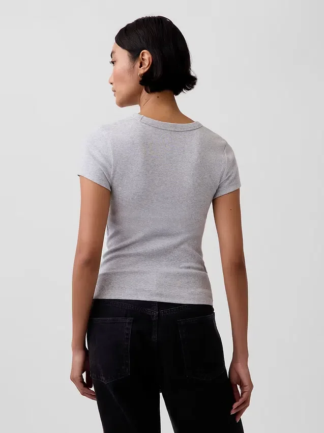 Nowoczesny T-shirt z dekoltem w serek