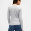 Nowoczesny T-shirt z dekoltem w serek