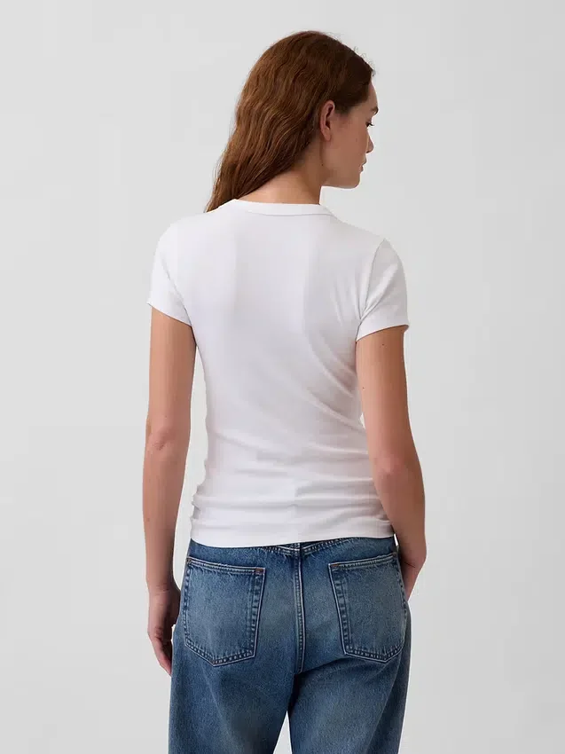 Nowoczesny T-shirt z dekoltem w serek