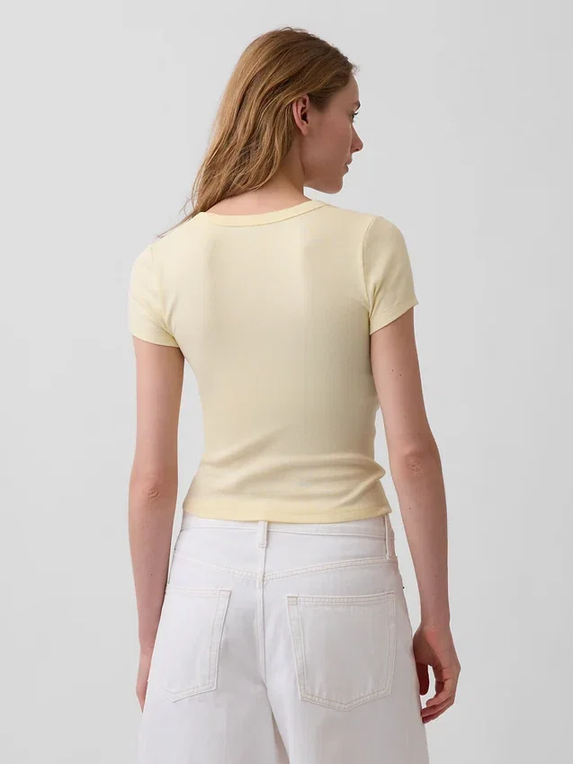 Nowoczesny T-shirt z dekoltem w serek