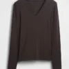 Nowoczesny T-shirt z dekoltem w serek