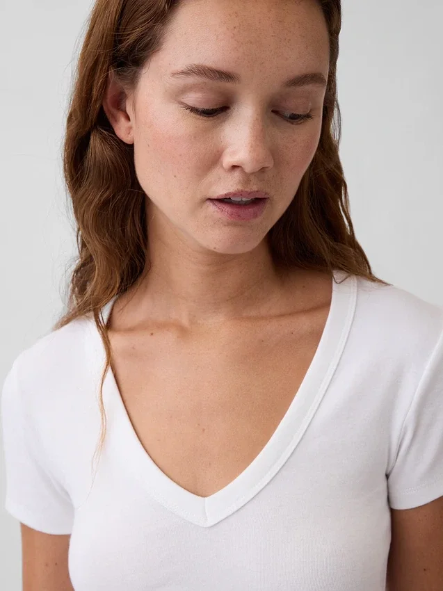 Nowoczesny T-shirt z dekoltem w serek