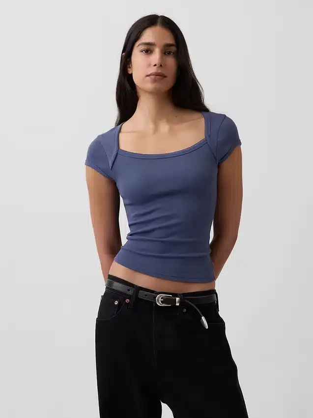 Nowoczesny T-shirt z kwadratowym dekoltem i skróconym krojem