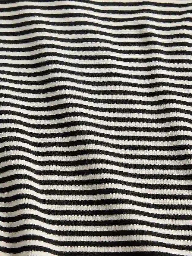 Nowoczesny T-shirt z okrągłym dekoltem