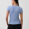 Nowoczesny T-shirt z okrągłym dekoltem i guzikami z dzianiny prążkowanej