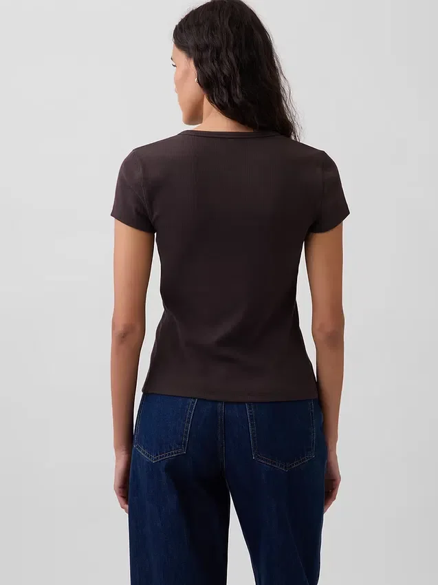 Nowoczesny T-shirt z okrągłym dekoltem i guzikami z dzianiny prążkowanej