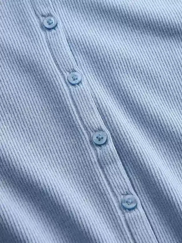 Nowoczesny T-shirt z okrągłym dekoltem i guzikami z dzianiny prążkowanej
