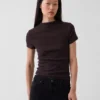 Nowoczesny T-shirt z prążkowanego materiału z wysokim kołnierzem