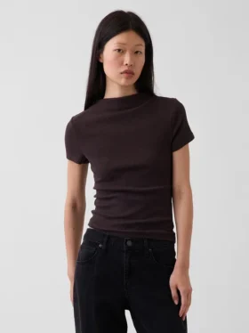 Nowoczesny T-shirt z prążkowanego materiału z wysokim kołnierzem