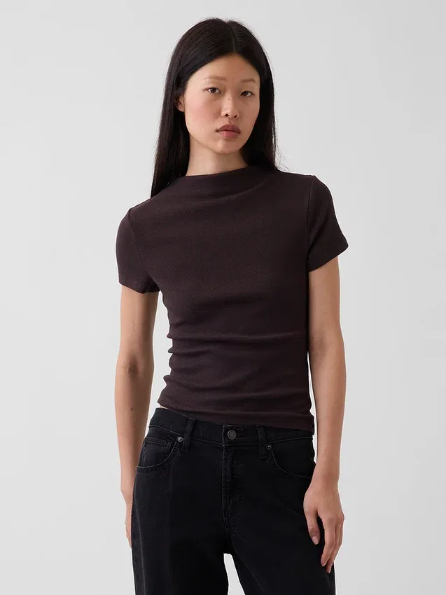 Nowoczesny T-shirt z prążkowanego materiału z wysokim kołnierzem