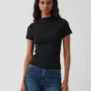 Nowoczesny T-shirt z prążkowanego materiału z wysokim kołnierzem