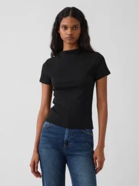 Nowoczesny T-shirt z prążkowanego materiału z wysokim kołnierzem