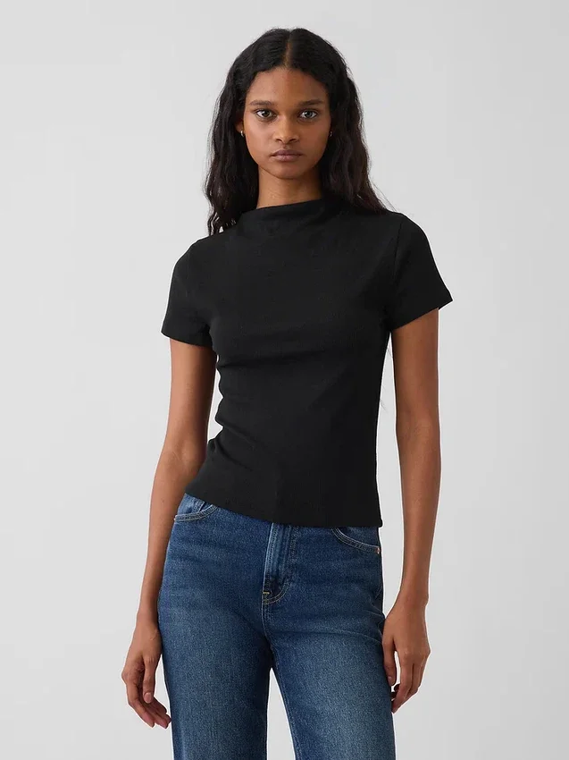 Nowoczesny T-shirt z prążkowanego materiału z wysokim kołnierzem