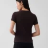 Nowoczesny T-shirt z prążkowanego materiału z wysokim kołnierzem