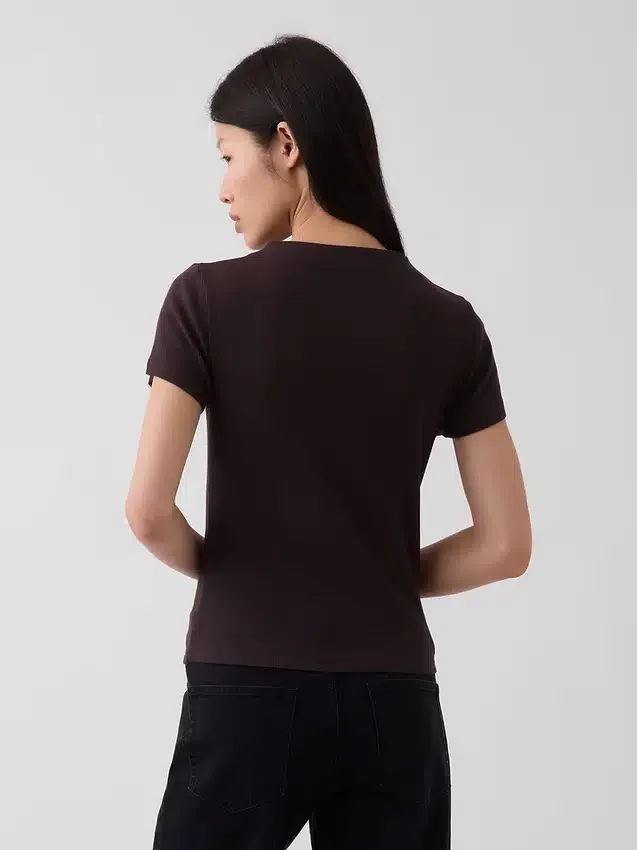 Nowoczesny T-shirt z prążkowanego materiału z wysokim kołnierzem