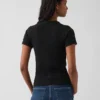 Nowoczesny T-shirt z prążkowanego materiału z wysokim kołnierzem
