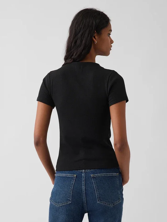 Nowoczesny T-shirt z prążkowanego materiału z wysokim kołnierzem