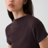 Nowoczesny T-shirt z prążkowanego materiału z wysokim kołnierzem