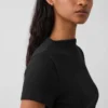 Nowoczesny T-shirt z prążkowanego materiału z wysokim kołnierzem
