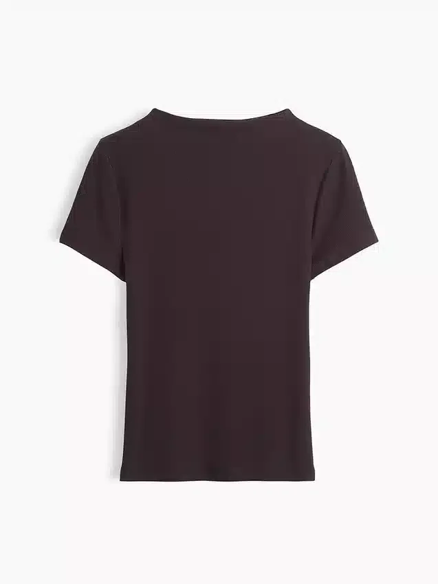 Nowoczesny T-shirt z prążkowanego materiału z wysokim kołnierzem