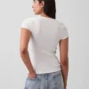 Nowoczesny T-shirt z prążkowanej dzianiny