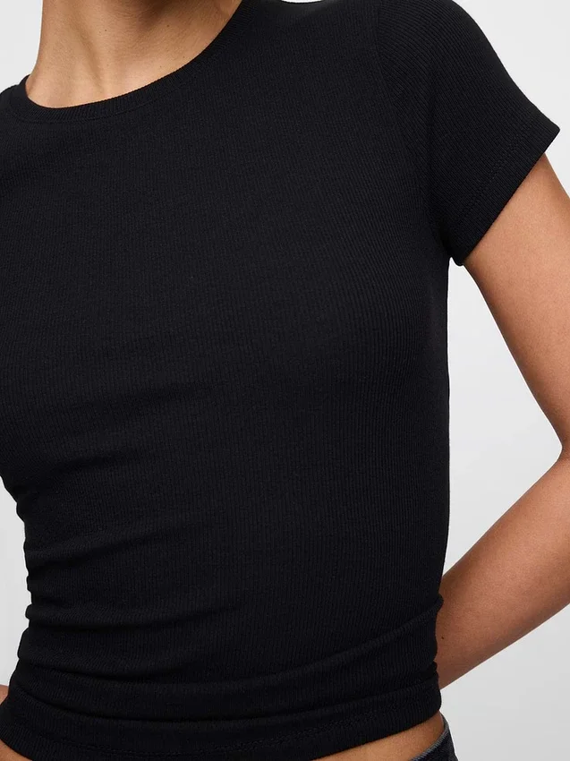 Nowoczesny T-shirt z prążkowanej dzianiny